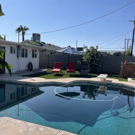 COZY HOME WITH SPARKLING POOL AND PET  FRIENDLY