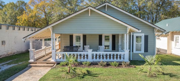 Renovated Bungalow 1 Block from Downtown Seneca! 7 miles from Clemson! Отели в г. Окони Каунти