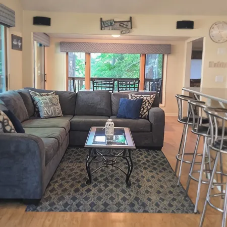 "Cabin in the Cove"  Private waterfront home on beautiful Lake Hartwell