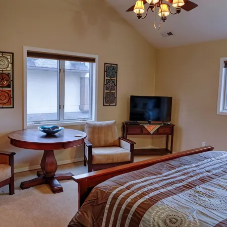 Summer Escape or Winter Wonderland. Private Hottub, 1 mi from downtown Whitefish Отели в г. Уайтфиш