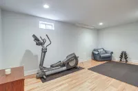 Spacious home for entertaining, centrally located to beach, ferry, and airport. - Gym