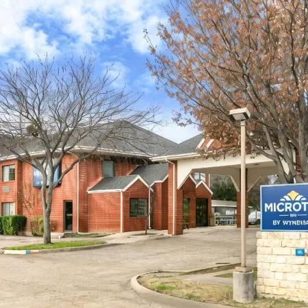 Travelodge by Wyndham Arlington/Dallas Area