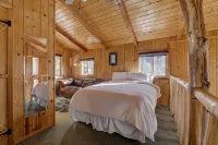 Iconic Mountain Cabin | River | Couples | Peaceful (pet-friendly)