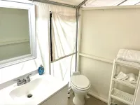 Lakefront Glamping Tent w/ensuite bathroom, King Bed, Fabulous View, near Acadia - Alppimaja
