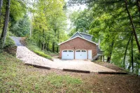 Lakeside Luxury: Private Dock, Kayaks, Game Room - 4-Star