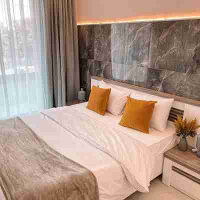Elegant 2BR near Airport Rooms