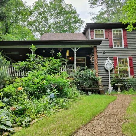 'BEARADISE CHALET' UNIQUE Secluded Retreat Estate (WHO'LD GUESS IT'S IN TOWN
