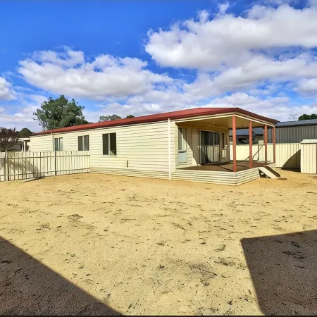 The Palms - Loxton Accommodation, South Australia4 bedroom 2 bathroom home. Отели в г. Локстон