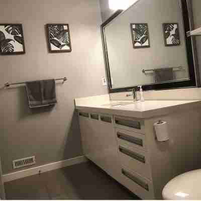 Modern Luxurious 2 BR Condo + Pool + Hot Tub + Games Room + Gym Rooms