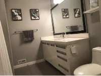 Modern Luxurious 2 BR Condo + Pool + Hot Tub + Games Room + Gym - Kitchenette