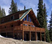 Renovated, roomy, 4BR, private log cabin with rec room, Starlink, views & more… - 3성급