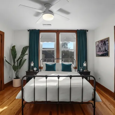 Vitality Retreat - 1 block from DT/riverfront/shops/bars