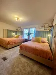"Retro Retreat" Lakefront House - Wifi