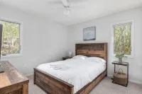 Cozy 5BR house with Hot Tub Private Patio Games Fire Pit in Massanutten
