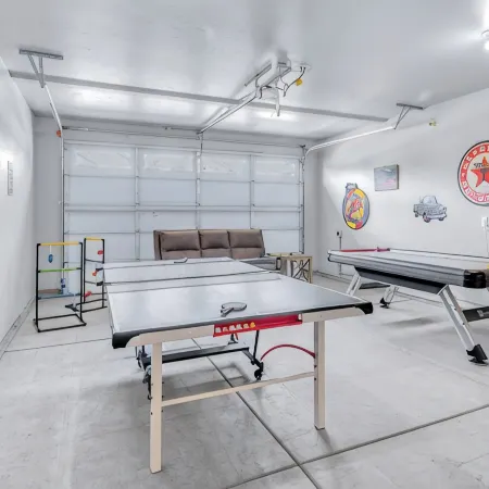 Bend Luxury • Hot Tub • Game Room • Near Downtown