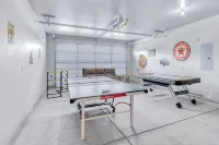 Bend Luxury • Hot Tub • Game Room • Near Downtown