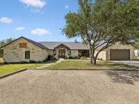 Stunning 6 Bedroom vacation home with pool & hot tub 5 minutes from Frio River! Hotels in Concan