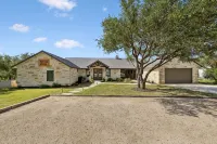 Stunning 6 Bedroom vacation home with pool & hot tub 5 minutes from Frio River!