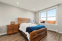New Renovated 3BR/4BTH Condo Sleeps 10 Gym Heated Pool Walk to Stratton Mtn