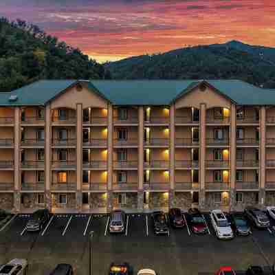 Downtown Gatlinburg, on Parkway, National Park, Mountain Views, Pool, Sleeps 6 Hotel Exterior