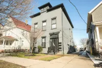 Private 2 Level Apartment with Hot Tub in Tremont
