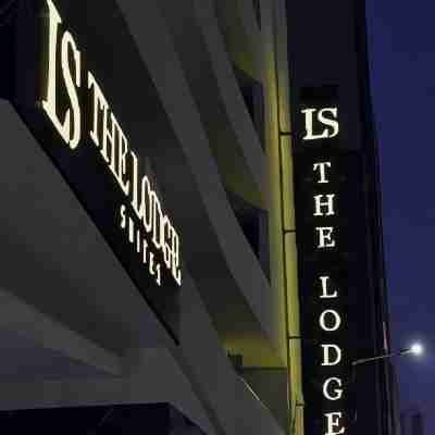The Lodge Suites Hotel Exterior