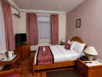 Mahogany Lodge, Cantonments Hotels near Labadi