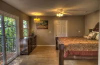 8500 sf, Sleeps 48 in beds, Pool, Hot Tub, Game Rm, 300 ft lake front, In town - 4-Star