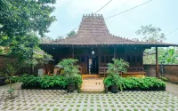 Ethnic Room at Omah Limasan by Omah Bungah