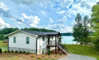 STAY HERE! 2 Homes sleep up to 28! Private cove 2 docks and personal boat launch - Alppimaja