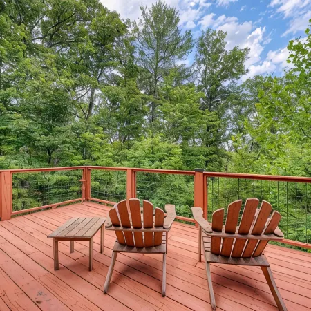 River Woods Retreat: Hot Tub, Hikes, 2 Fireplaces, EV