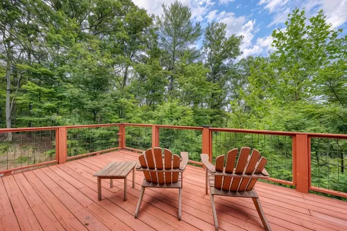 River Woods Retreat: Hot Tub, Hikes, 2 Fireplaces, EV - 4-Star