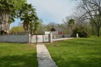 Popular large river home pool, pickelball, basketball, volleyball, nice area - Wifi