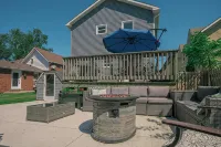 Fully Renovated Cottage on Queen, 3min walk from Beach and Downtown Adventures! - Wifi