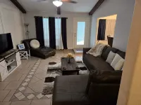 Charming 3-bedroom house in lovely McAllen with AC, WiFi, Swimming pool. - บังกะโล