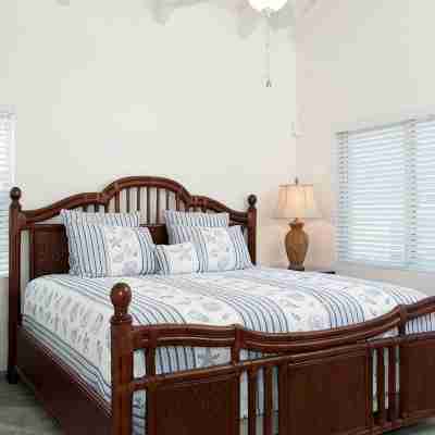 Coconut Beach Villa! Beachfront! Private Pool! Couples or Families! Great Value! Rooms