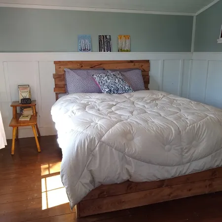 Charming and Secluded North Shore Cabin and Sauna  two miles from Grand Marais!