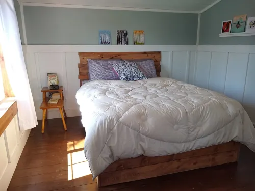 Charming and Secluded North Shore Cabin and Sauna  two miles from Grand Marais!