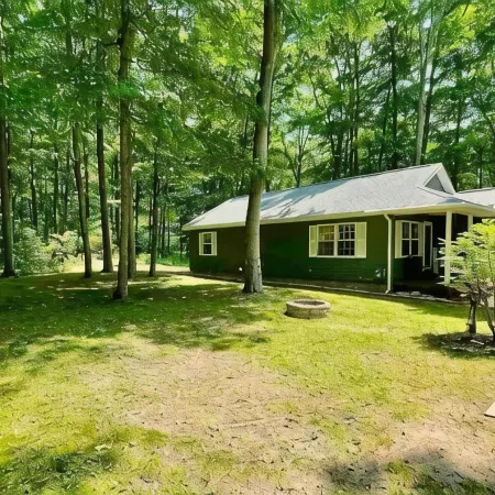 3- Bedroom cottage near Pleasant Lake in Cadillac