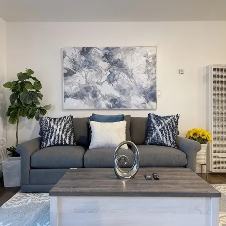 Fully renovated 2B/1b in Downtown