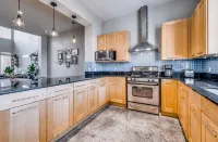 The Oleander - centrally located Luxury Townhouse steps from Magnolia Ave! - Jacuzzi
