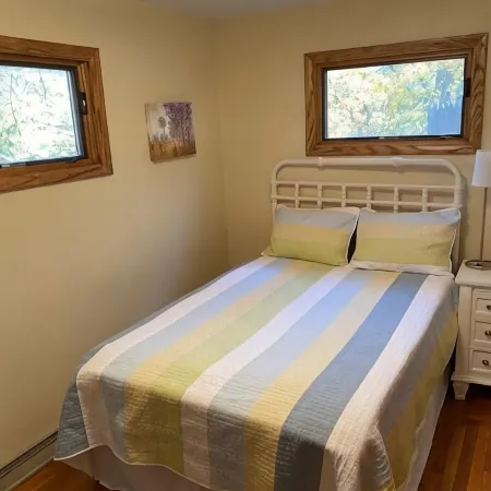 Cozy 3-bed lakefront home with deck & fireplace Hotels in Harrison County