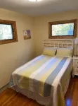 Cozy 3-bed lakefront home with deck & fireplace - Wifi