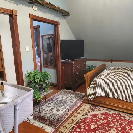 Beautiful 1 Bedroom Loft with Big Jetted Tub and Shower Also on-Site Parking !