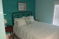 American Four-Square completely renovated, easy walk to the beach! - 무료 와이파이