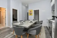 Times Square Stylish 5-Bedroom, 3-Bath Chic Duplex Apartment - Bungalows
