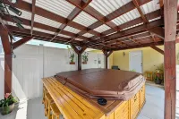 Paradise in Brandon with luxurious 6 person jacuzzi.
