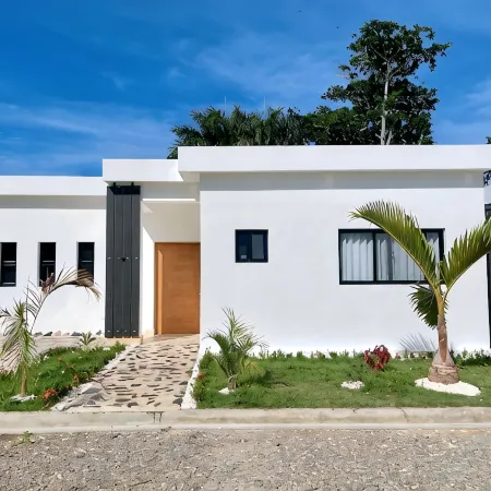 Sea Renity: Luxe Villa, Pool, 4 Min Drive to Beach