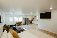 Adorable Studio - Private Patio - Dream Kitchen - บังกะโล