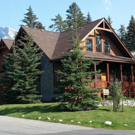 The Cedar - Downtown, walking distance to all the shops and restaurants!